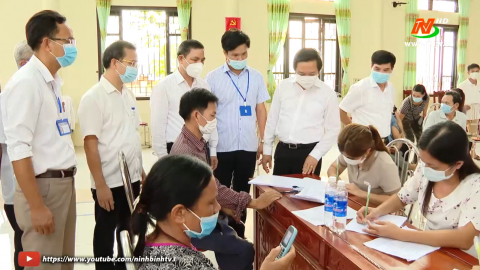 Đồng ch&iacute; Chủ tịch UBND tỉnh kiểm tra c&ocirc;ng t&aacute;c ti&ecirc;m vaccine ph&ograve;ng Covid-19 