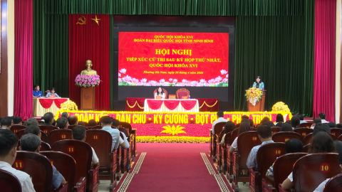 Đồng ch&iacute; L&ecirc; Thị Nga, Ủy vi&ecirc;n Trung ương Đảng, Ủy vi&ecirc;n Ủy ban Thường vụ Quốc hội, Chủ nhiệm Ủy ban D&acirc;n nguyện v&agrave; Gi&aacute;m s&aacute;t của Quốc hội tiếp x&uacute;c cử tri tại phường H&agrave; Nam