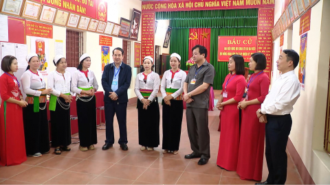Đồng ch&iacute; Mai Văn Tuất, Ph&oacute; B&iacute; thư Tỉnh ủy, Chủ tịch Ủy ban MTTQ Việt Nam tỉnh kiểm tra c&ocirc;ng t&aacute;c bầu cử 