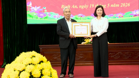 Đảng uỷ x&atilde; B&igrave;nh An tổ chức trao tặng Huy hiệu Đảng đợt 19/5