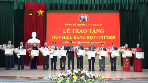Phường Trung Sơn trao huy hiệu Đảng cho Đảng vi&ecirc;n