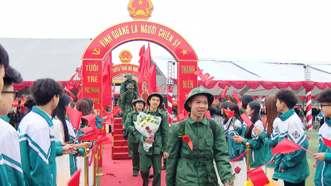 Đồng ch&iacute; Ph&oacute; B&iacute; thư Tỉnh ủy, Chủ tịch HĐND tỉnh L&ecirc; Quốc Chỉnh dự lễ giao, nhận qu&acirc;n tại điểm giao, nhận qu&acirc;n số 3 ( Ban Chỉ huy Ph&ograve;ng thủ khu vực 1 - Ph&ugrave; V&acirc;n)