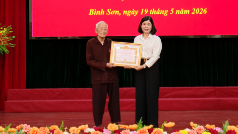 Đảng uỷ x&atilde; B&igrave;nh Sơn tổ chức trao tặng Huy hiệu Đảng đợt 19/5