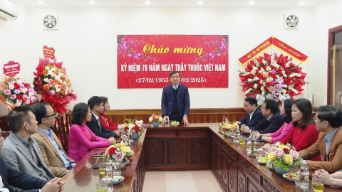 Đồng ch&iacute; B&iacute; thư Tỉnh ủy ch&uacute;c mừng c&aacute;c đơn vị y tế, Thầy thuốc ti&ecirc;u biểu
