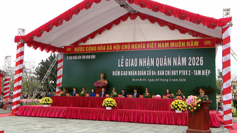 Đồng ch&iacute; Mai Văn Tuất, Ph&oacute; B&iacute; thư Tỉnh ủy, Chủ tịch Ủy ban MTTQ Việt Nam tỉnh dự lễ giao, nhận qu&acirc;n tại điểm giao, nhận qu&acirc;n số 4 (Ban Chỉ huy Ph&ograve;ng thủ Khu vực 2 - Tam Điệp)
