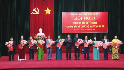 Huyện Kim Sơn c&ocirc;ng bố c&aacute;c Quyết định về c&ocirc;ng t&aacute;c tổ chức bộ m&aacute;y v&agrave; c&aacute;n bộ