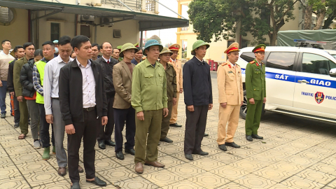 Khi ch&iacute;nh quyền x&atilde;, phường v&agrave;o cuộc lập lại trật tự h&agrave;nh lang ATGT