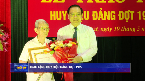 Đảng ủy phường Nam Hoa Lư tổ chức trao tặng Huy hiệu Đảng đợt 19/5