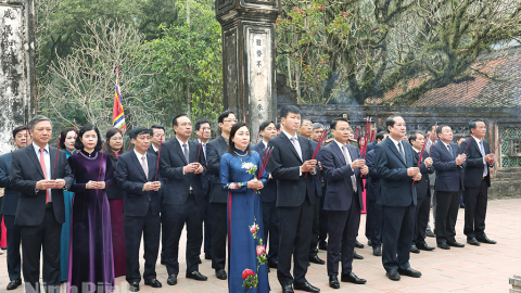 D&acirc;ng hương nh&acirc;n kỷ niệm ng&agrave;y th&agrave;nh lập Đảng cộng sản Việt Nam