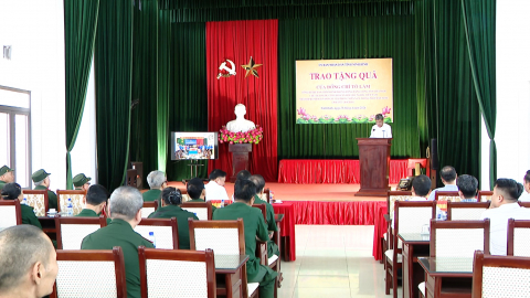 Trao qu&agrave; của đồng ch&iacute; Tổng B&iacute; thư, Chủ tịch nước T&ocirc; L&acirc;m tặng người c&oacute; c&ocirc;ng