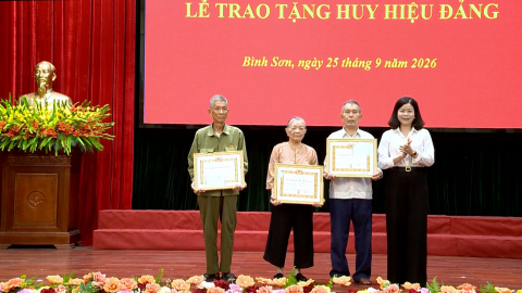Đảng ủy x&atilde; B&igrave;nh Sơn trao tặng huy hiệu Đảng đợt 2/9