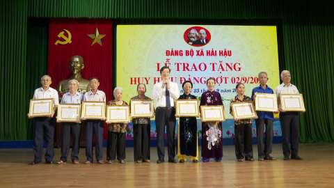 Đảng bộ x&atilde; Hải Hậu trao tặng huy hiệu Đảng