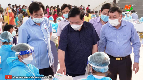Đồng ch&iacute; Ph&oacute; Chủ tịch Thường trực UBND tỉnh kiểm tra c&ocirc;ng t&aacute;c ti&ecirc;m vaccine ph&ograve;ng Covid-19 