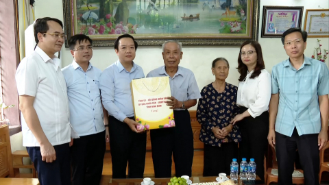 Đồng ch&iacute; Chủ tịch UBND tỉnh thăm, tặng qu&agrave; nh&acirc;n ng&agrave;y Thương binh, Liệt sĩ 27/7