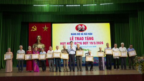 Trao tặng Huy hiệu Đảng dịp 19/5