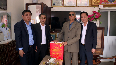 Thăm, tặng qu&agrave; Tết Nguy&ecirc;n đ&aacute;n
