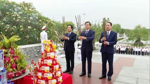 C&aacute;c đồng ch&iacute; l&atilde;nh đạo tỉnh d&acirc;ng hương nh&acirc;n kỷ niệm 50 năm Ng&agrave;y giải ph&oacute;ng miền Nam, thống nhất đất nước