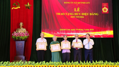 Đảng uỷ x&atilde; Quỳnh Lưu tổ chức trao tặng Huy hiệu Đảng đợt 19/5