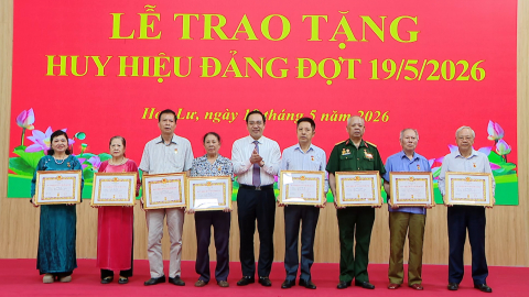 Đảng uỷ phường Hoa Lư tổ chức trao tặng Huy hiệu Đảng đợt 19/5