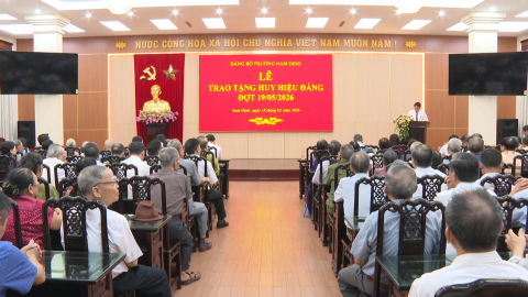 Đảng uỷ phường Nam Định tổ chức trao tặng Huy hiệu Đảng đợt 19/5