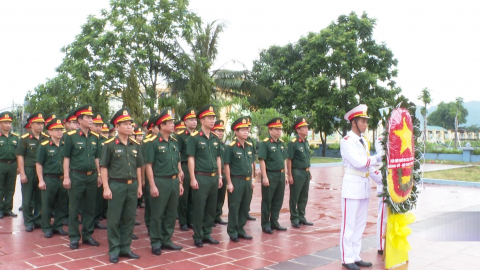 Đảng ủy, Bộ CHQS tỉnh viếng nghĩa trang liệt sỹ Ninh Nhất