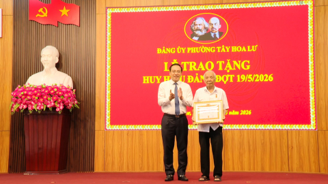 Đảng ủy phường T&acirc;y Hoa Lư tổ chức trao tặng Huy hiệu Đảng đợt 19/5