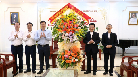 Đo&agrave;n đại biểu của tỉnh thăm, ch&uacute;c mừng T&ograve;a Gi&aacute;m mục Ph&aacute;t Diệm