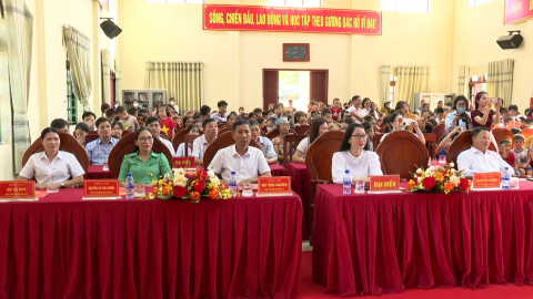 Thăm, tặng qu&agrave; trẻ em nh&acirc;n dịp Tết Trung thu