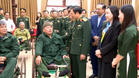 Đại tướng Nguyễn T&acirc;n Cương thăm tặng qu&agrave; Tết Trung t&acirc;m Điều dưỡng thương binh Duy Ti&ecirc;n
