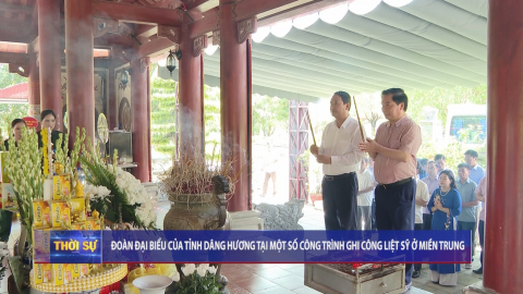 Đo&agrave;n đại biểu của tỉnh d&acirc;ng hương tại một số c&ocirc;ng tr&igrave;nh ghi c&ocirc;ng liệt sỹ ở miền Trung