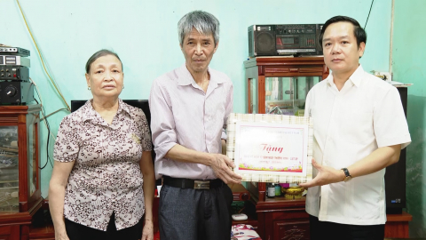 Đồng ch&iacute; Chủ tịch UBND tỉnh thăm, tặng qu&agrave; nh&acirc;n Kỷ niệm 77 năm ng&agrave;y Thương binh - Liệt sỹ