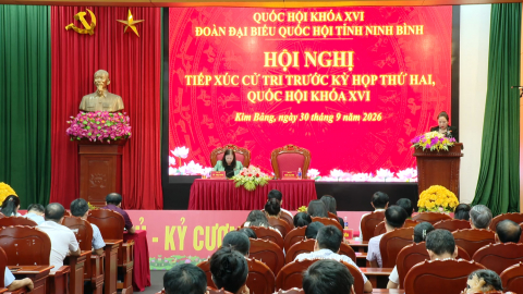 Đồng ch&iacute; L&ecirc; Thị Nga, Ủy vi&ecirc;n Trung ương Đảng, Chủ nhiệm Ủy ban D&acirc;n nguyện v&agrave; Gi&aacute;m s&aacute;t của Quốc hội tiếp x&uacute;c cử tri tại phường Kim Bảng, Duy Ti&ecirc;n