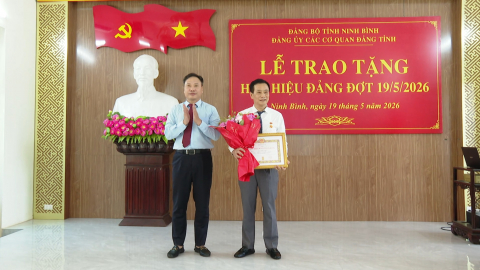 Đảng ủy c&aacute;c cơ quan Đảng tỉnh tổ chức trao tặng Huy hiệu Đảng đợt 19/5