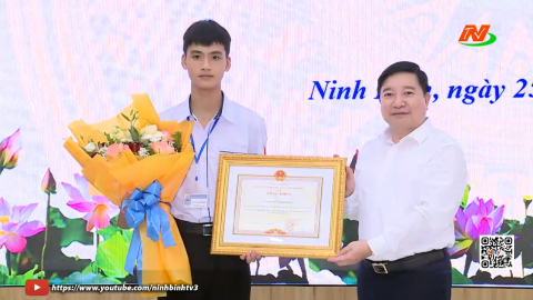 Tuy&ecirc;n dương, khen thưởng học sinh dũng cảm cứu người gặp nguy hiểm
