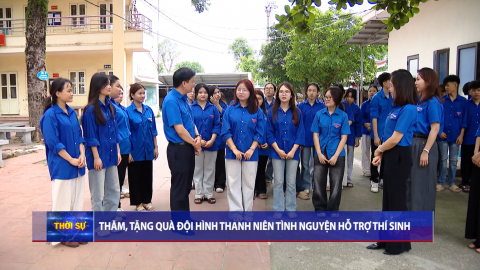 Thăm, tặng qu&agrave; đội h&igrave;nh thanh ni&ecirc;n t&igrave;nh nguyện hỗ trợ th&iacute; sinh