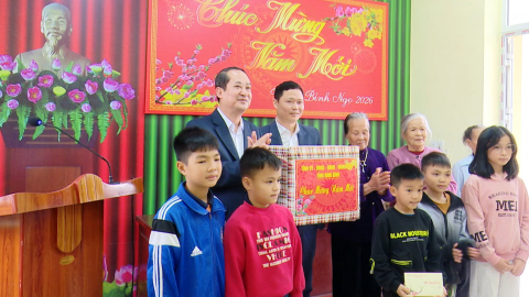Thăm v&agrave; tặng qu&agrave; gia đ&igrave;nh người c&oacute; c&ocirc;ng với C&aacute;ch mạng