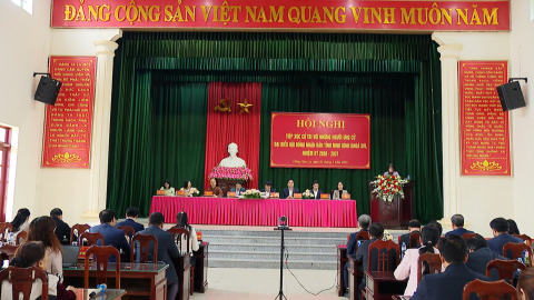 Đồng ch&iacute; B&iacute; thư Tỉnh ủy Trần Huy Tuấn v&agrave; c&aacute;c ứng cử vi&ecirc;n đại biểu HĐND tỉnh kh&oacute;a XVI tiếp x&uacute;c cử tri phường Đ&ocirc;ng Hoa Lư