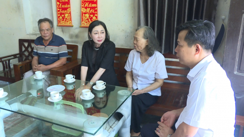 Đồng ch&iacute; Đinh Thị Lụa, Ph&oacute; B&iacute; thư Tỉnh ủy, Chủ tịch UBMTTQ Việt Nam tỉnh thăm, tặng qu&agrave; gia đ&igrave;nh c&aacute;c nữ liệt sĩ d&acirc;n qu&acirc;n ph&aacute;o ph&ograve;ng kh&ocirc;ng Lam Hạ
