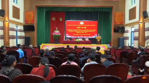 Đồng ch&iacute; Ph&oacute; B&iacute; thư Thường trực Tỉnh ủy Đinh Thị Lụa v&agrave; c&aacute;c ứng cử vi&ecirc;n đại biểu HĐND tỉnh kh&oacute;a XVI tiếp x&uacute;c cử tri phường Nguyễn &Uacute;y