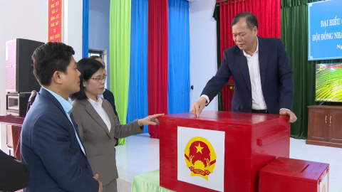 Kiểm tra c&ocirc;ng t&aacute;c bầu cử tại x&atilde; Quang Hưng