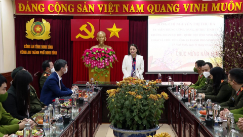 Đồng ch&iacute; B&iacute; thư Tỉnh ủy Nguyễn Thị Thu H&agrave; thăm, ch&uacute;c Tết một số đơn vị 