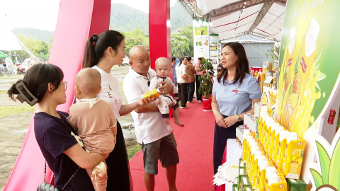 Trưng b&agrave;y giới thiệu sản phẩm OCOP, thủ c&ocirc;ng mỹ nghệ ti&ecirc;u biểu của tỉnh