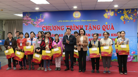 Thăm, tặng qu&agrave; Tết B&iacute;nh Ngọ