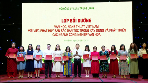 Bế giảng lớp bồi dưỡng về văn học, nghệ thuật Việt Nam năm 2025
