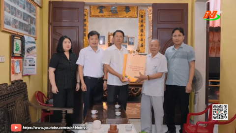 Thăm, tặng qu&agrave; gia đ&igrave;nh c&aacute;c nữ liệt sĩ d&acirc;n qu&acirc;n ph&aacute;o ph&ograve;ng kh&ocirc;ng Lam Hạ