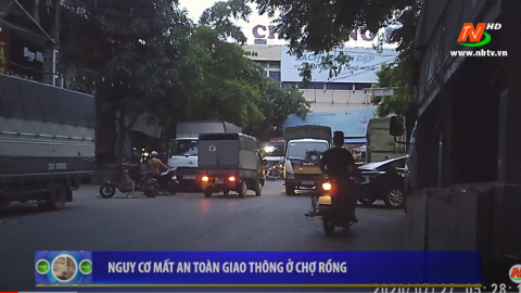 ATGT v&igrave; b&igrave;nh y&ecirc;n cuộc sống: Nguy cơ mất an to&agrave;n giao th&ocirc;ng ở chợ Rồng