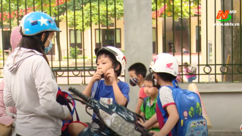 ATGT v&igrave; b&igrave;nh y&ecirc;n cuộc sống: Quan t&acirc;m chấp h&agrave;nh đội mũ bảo hiểm cho học sinh