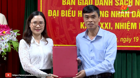 B&agrave;n giao danh s&aacute;ch người ứng cử đại biểu HĐND th&agrave;nh phố Ninh B&igrave;nh