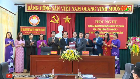 B&agrave;n giao danh s&aacute;ch người ứng cử ĐBQH v&agrave; đại biểu HĐND tỉnh 