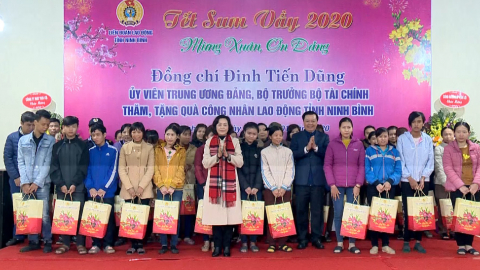 Bộ trưởng Bộ T&agrave;i ch&iacute;nh Đinh Tiến Dũng ch&uacute;c Tết tại Ninh B&Igrave;nh